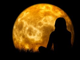 จันทร์แทนใจ (The Moon Represents My Heart)