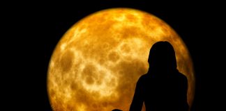 จันทร์แทนใจ (The Moon Represents My Heart)